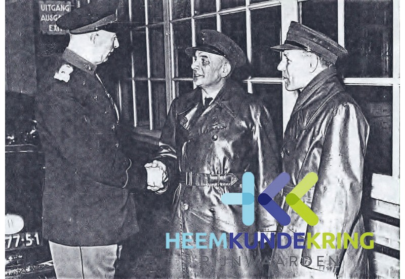 de heren Smit en van Leeuwen nemen afscheid van Adjudant Breeman 1963 Coll. W.Lussing